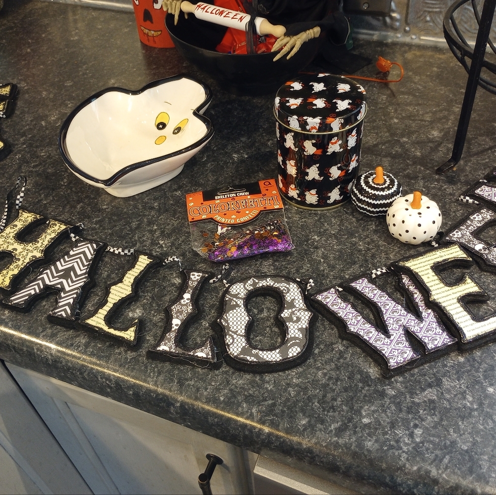 Halloween decor lot ghost candy dish banner pumpkin salt pepper shakers confetti
